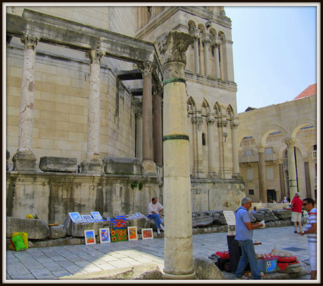 Dichtbij de  oude paleismuren in Split