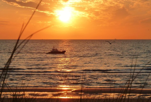 Reddingsboot bij zonsondergang