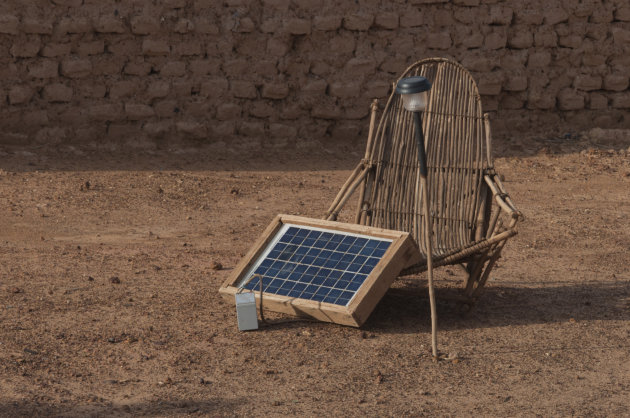 Zonnecollector in Bani laadt accu op in een regio zonder stroom