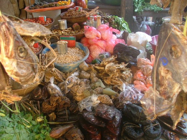 Markt in buitenwijk van Lagos