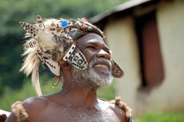 Trotse Zulu in traditionele kledij