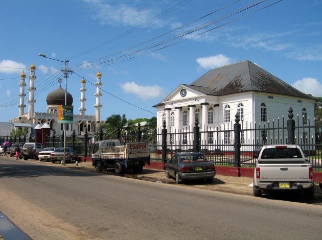 Moskee en synagoge