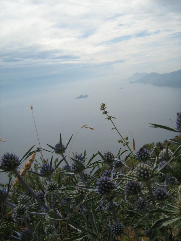 Uitzicht vanaf de Amalfikust naar Capri