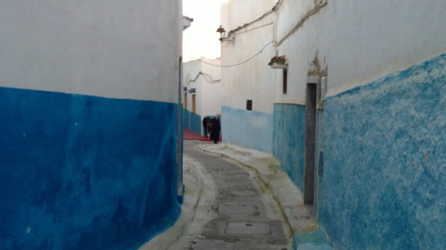 een straatje in rabat met wit blauw geschilderde muren.