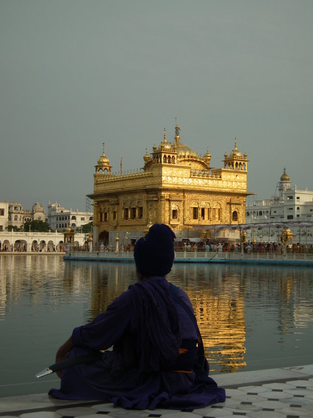 Een Sikh tijdens de zonsondergang in de Golden Temple
