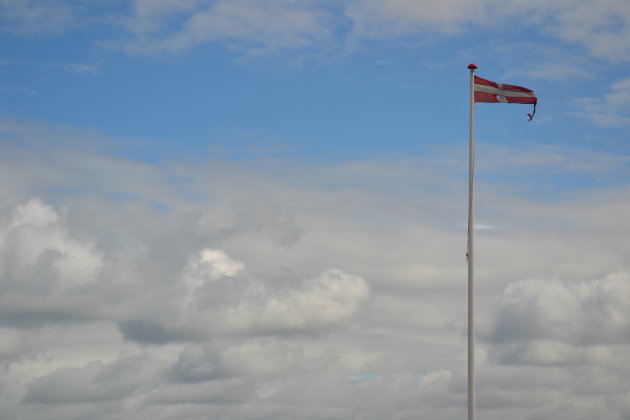 Deense vlag in de wind. 