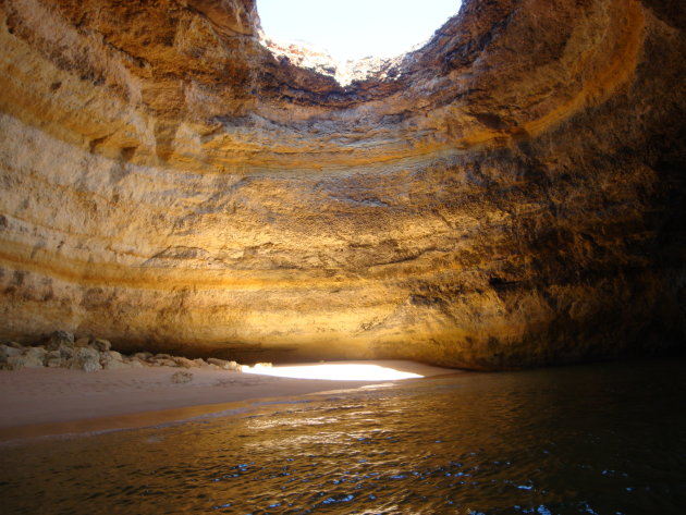 Grotten invaren aan de kust van Portugal