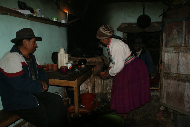 Avondeten bij een Peruaanse familie op het Titicacameer