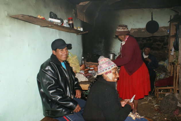 Avondeten bij een Peruaanse familie op Amantani