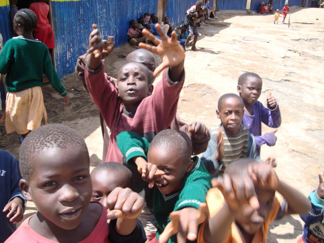 kinderen bij school in Kibera
