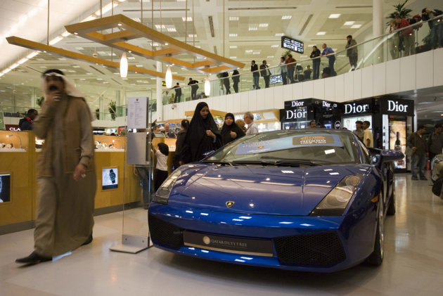 Ferrari als prijs in een loterij op Doha airport.