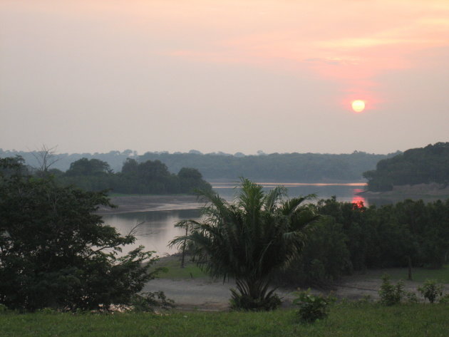 Brazilie zonsondergang in het Amazone gebied