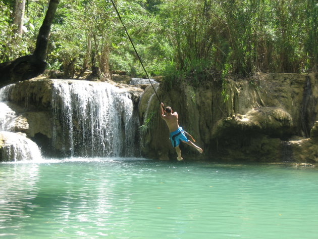Laos in een park met diverse meertjes en watervallen