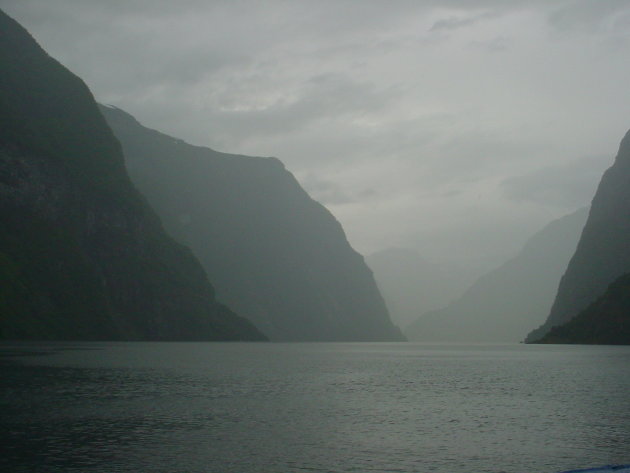 Fjord in de mist