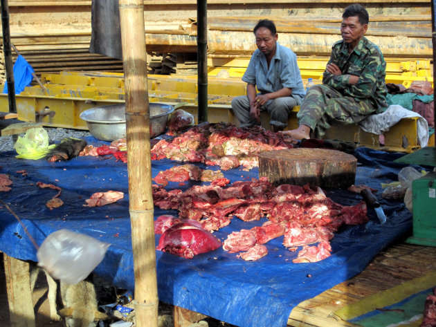 'Vers' vlees op de markt in Muang Khua