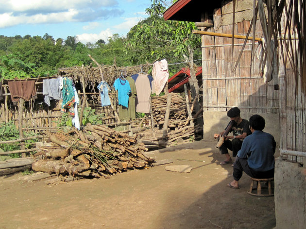 Rokende mannen in dorpje bij Muang Sing