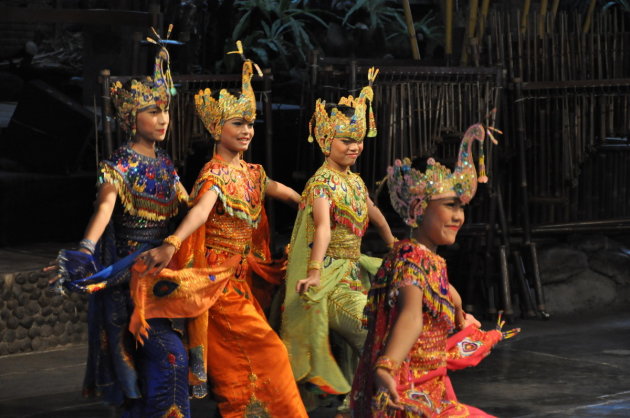 Indonesische dans tijdens Angklung voorstelling