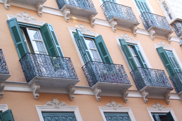 Zicht op de balkonnen van Malaga