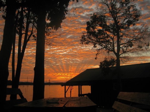Zonsopkomst, Ston Island aan het Brokopondomeer, Suriname