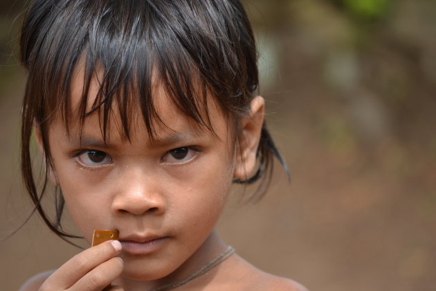 meisje langs de Mekong in het Zuiden van Laos