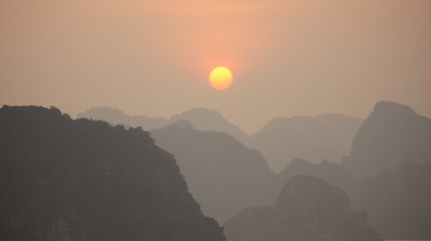 zonsondergang Halong Bay