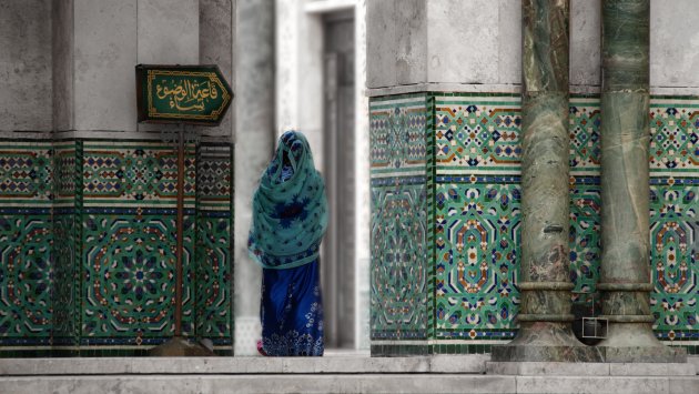 Afgestemde dame in Hassan II Moskee