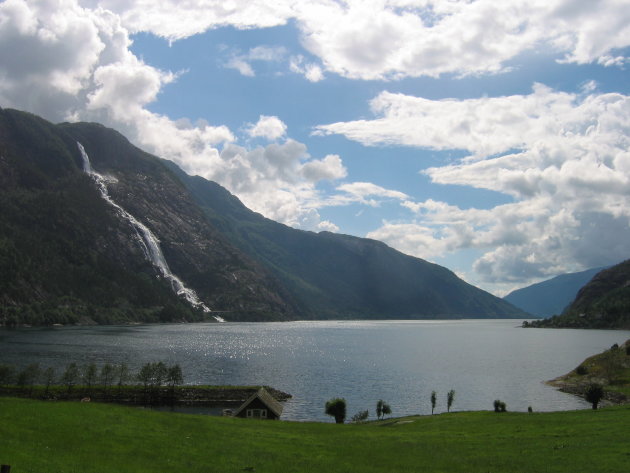 Uitzicht op fjord en waterval in Noorwegen