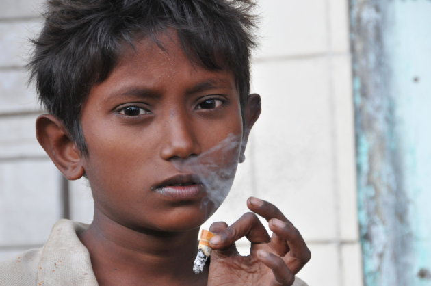 Bedelende jongen uit Bangladesh