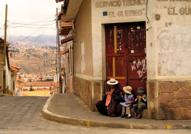 Stadsgezicht met vrouw en kinderen in Uyuni Bolivia 