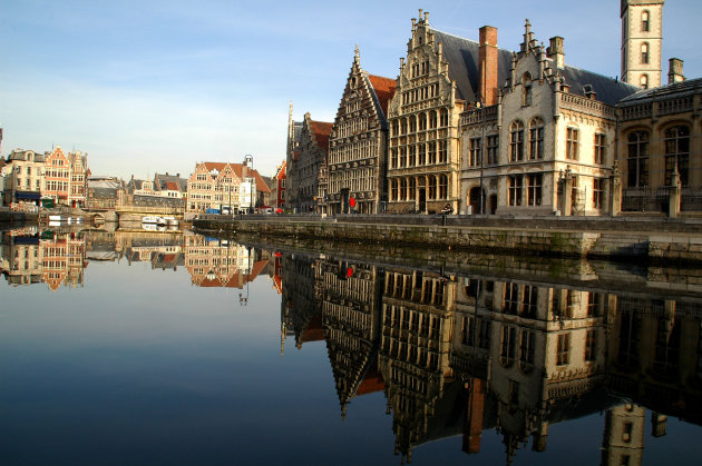weerkaatsing stadhuis op de Reien in Gent