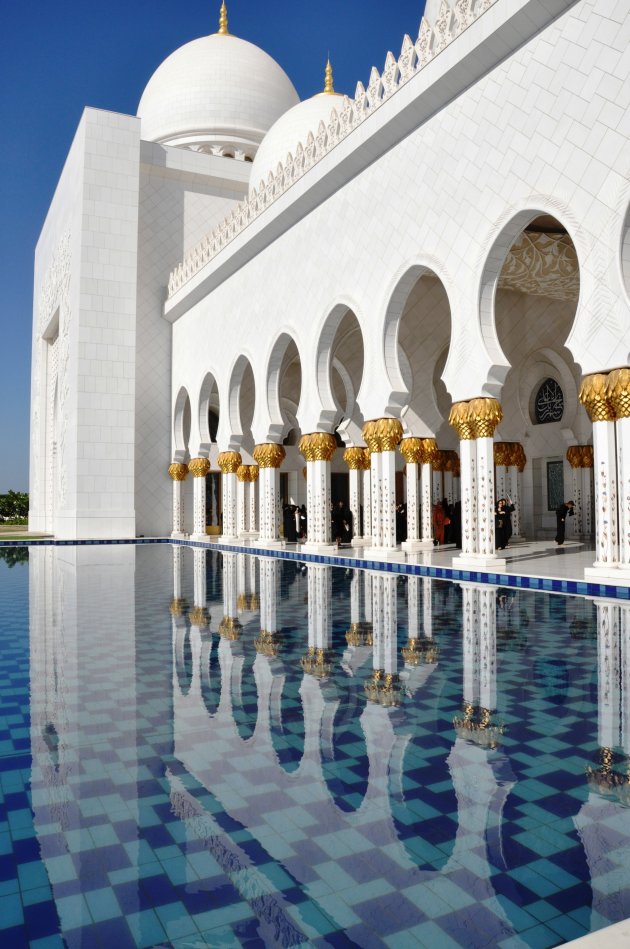 Reflectie van de grote moskee in Abu Dhabi