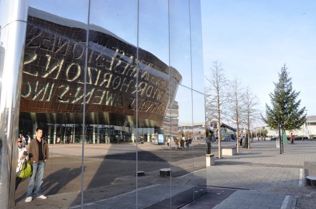 Reflectie Milleniumgebouw in Cardiff