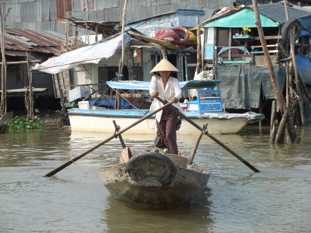 Typisch Vietnamese vrouw op boot
