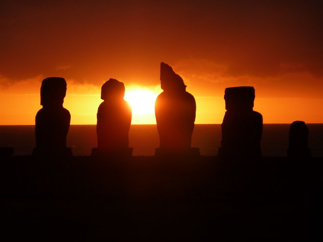 zonsondergang over de Moai beelden
