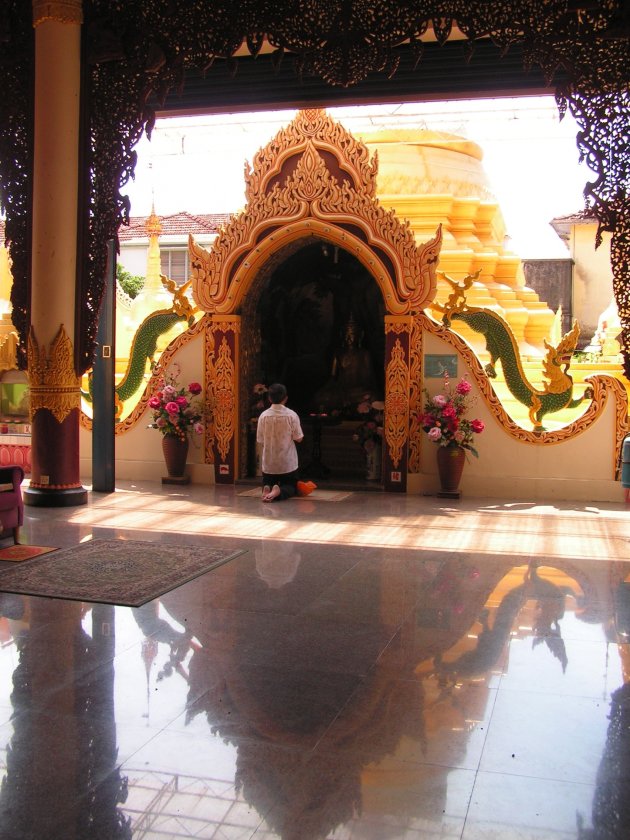 Biddende man in Burmese tempel