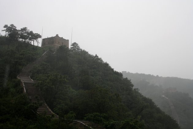 In de stromende regen op de Chinese Muur