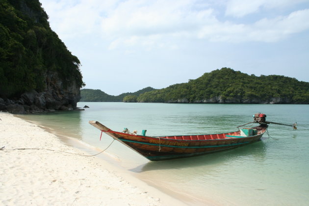 bootje eenzaam op het strand