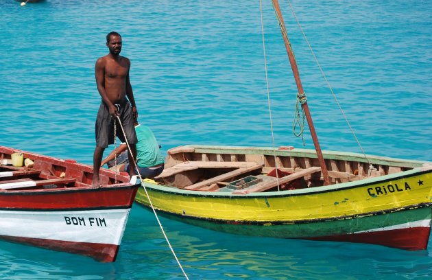 Kaapverdiaan druk in de weer met zijn bootje