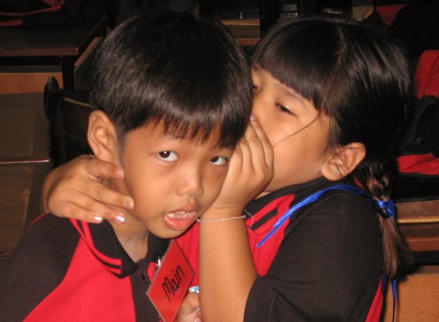 Thaise schoolkindjes in een onderonsje.
