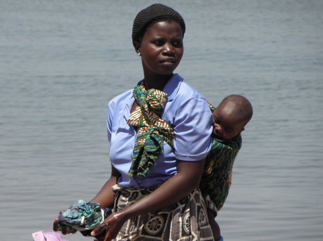 Wasvrouw bij Lake Malawi