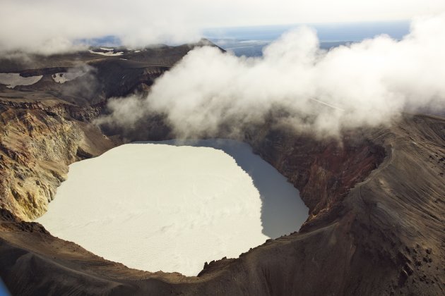 Kratermeer vanuit helikopter kamtsjatka