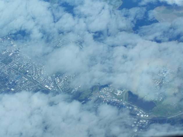 De stad Reijkjavik vanuit het vliegtuig