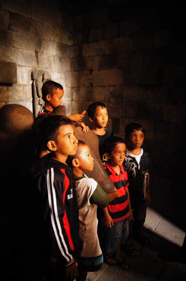 Jongens luisteren aandachtig naar het verhaal over Prambanan