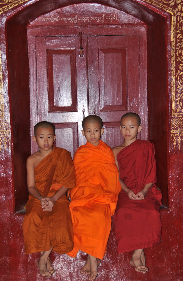 monnikjes in klooster Birma