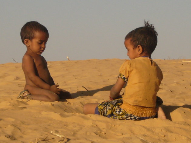 touaregkindjes spelend in het zand