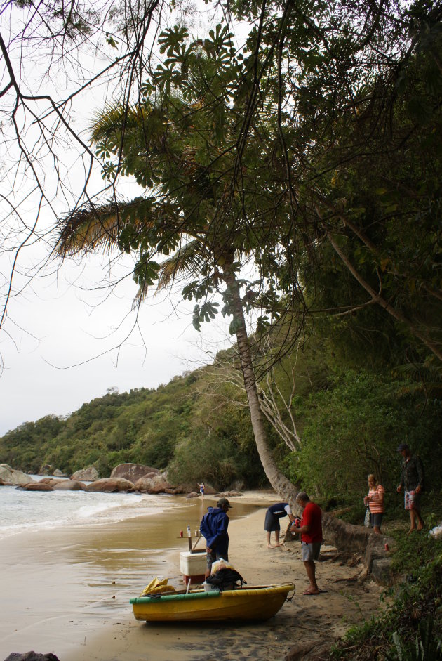 Iha Grande klein strandje waar touristen worden opgehaald om vervoerd te worden