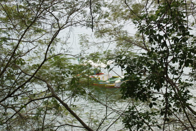 bootje voor de kust van Iha Grande