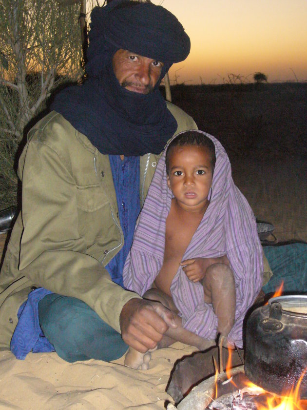 vader en zoon in de woestijn
