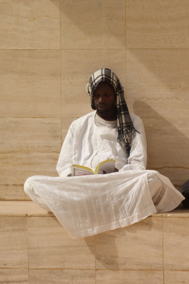 Biddende man in moskee van Touba