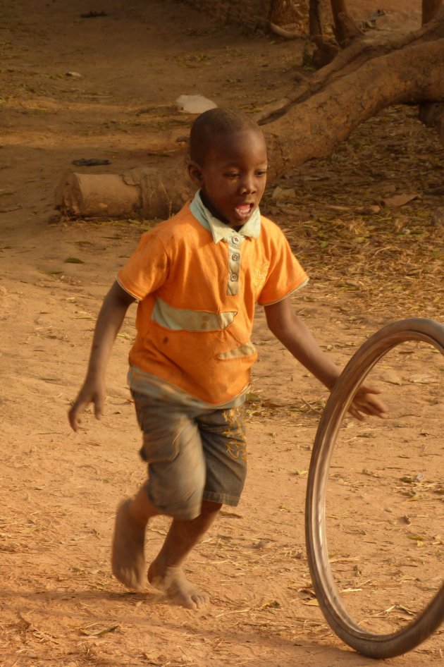 Spelende jongen in de Bassari regio in zuid-oost Senegal
